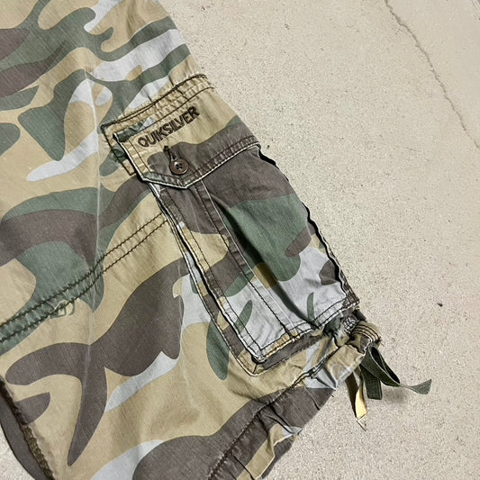 Vintage Y2K Green Camo Quicksilver Shorts - 32