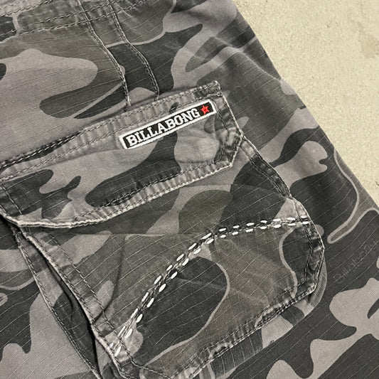 Vintage Y2k Green Billabong Camo Shorts - 32