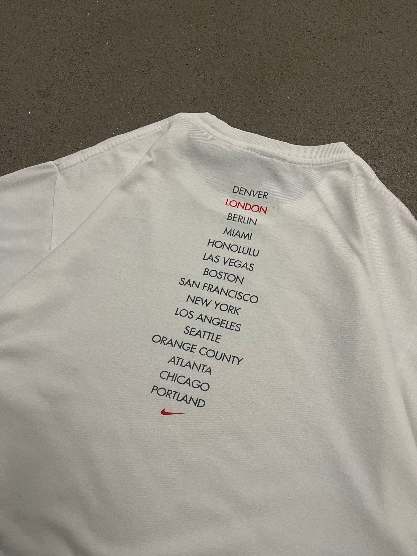 Vintage Y2K White Nike Town London Tee - L