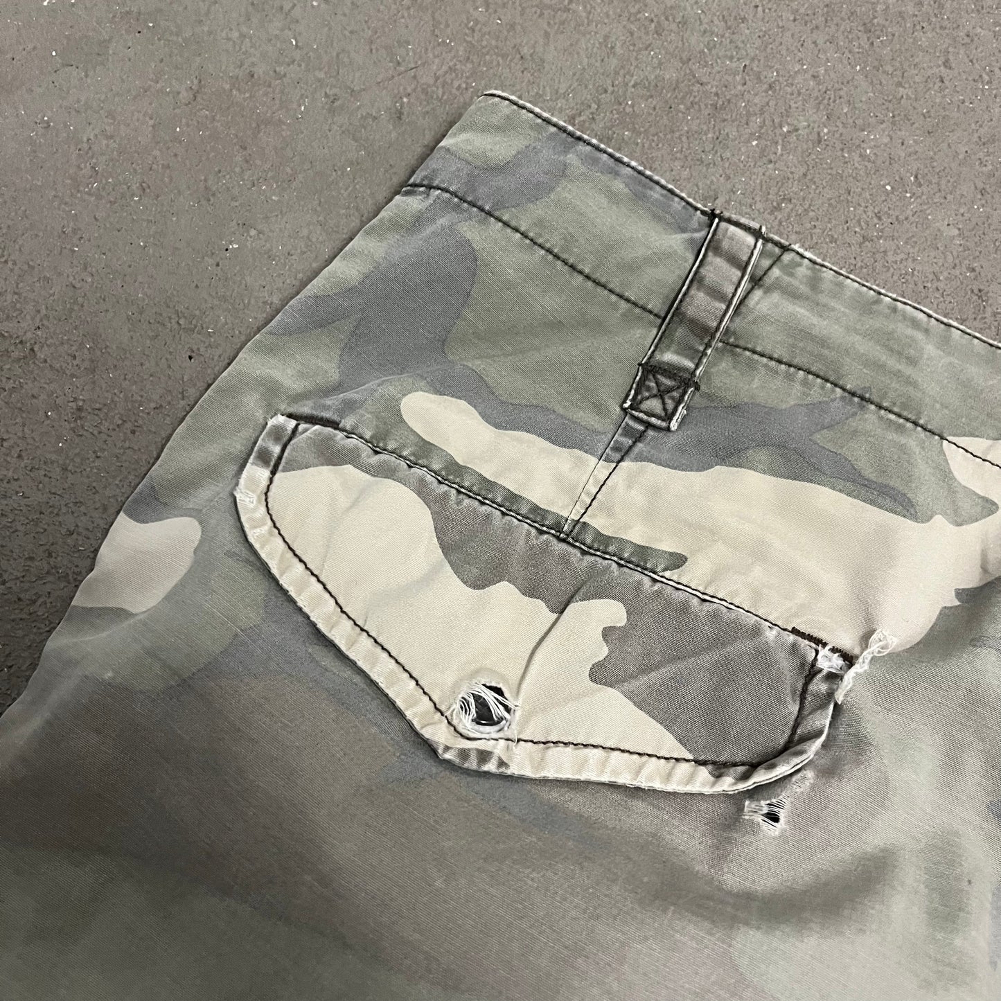 Vintage Green Camo Faded Distressed Carhartt Shorts - M
