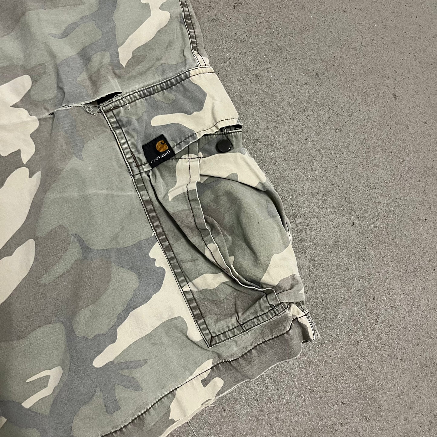 Vintage Green Camo Faded Distressed Carhartt Shorts - M