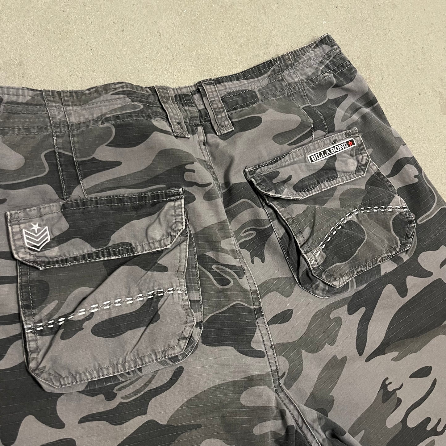 Vintage Y2k Green Billabong Camo Shorts - 32
