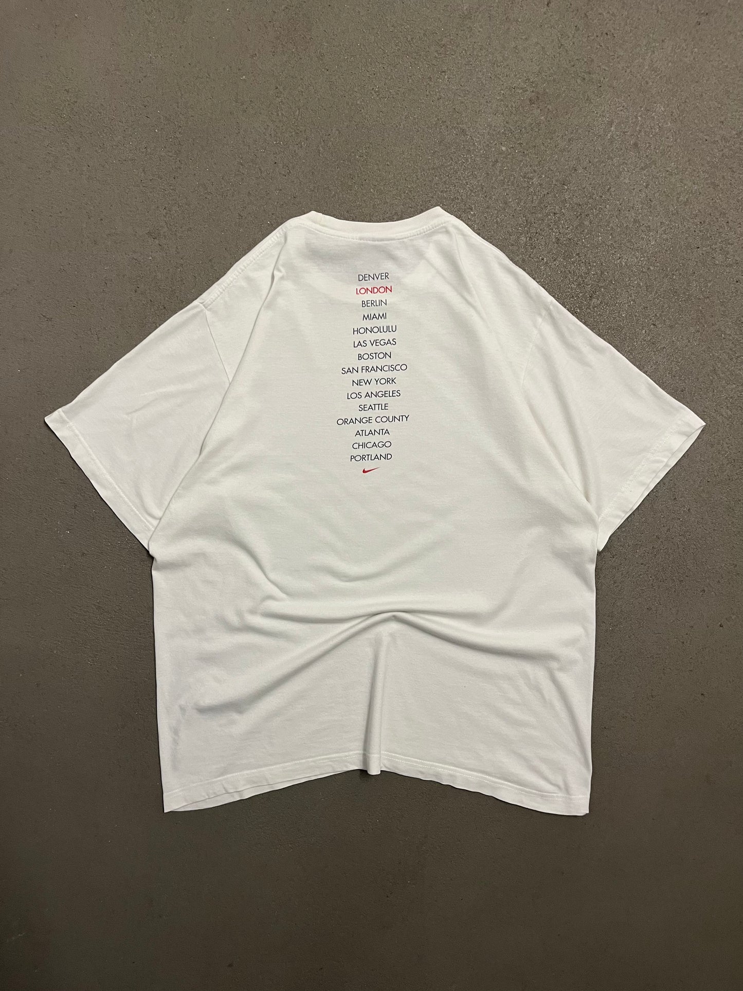 Vintage Y2K White Nike Town London Tee - L