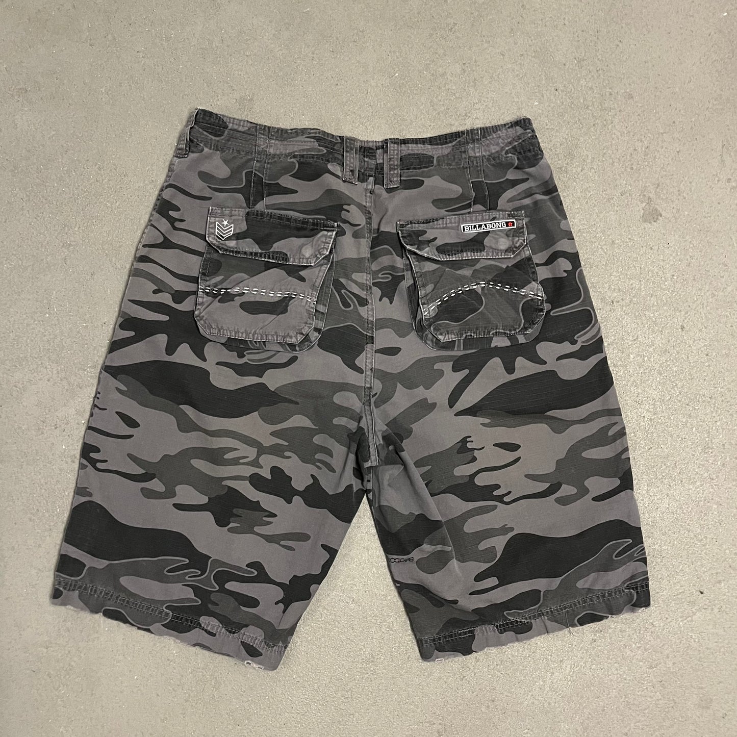 Vintage Y2k Green Billabong Camo Shorts - 32