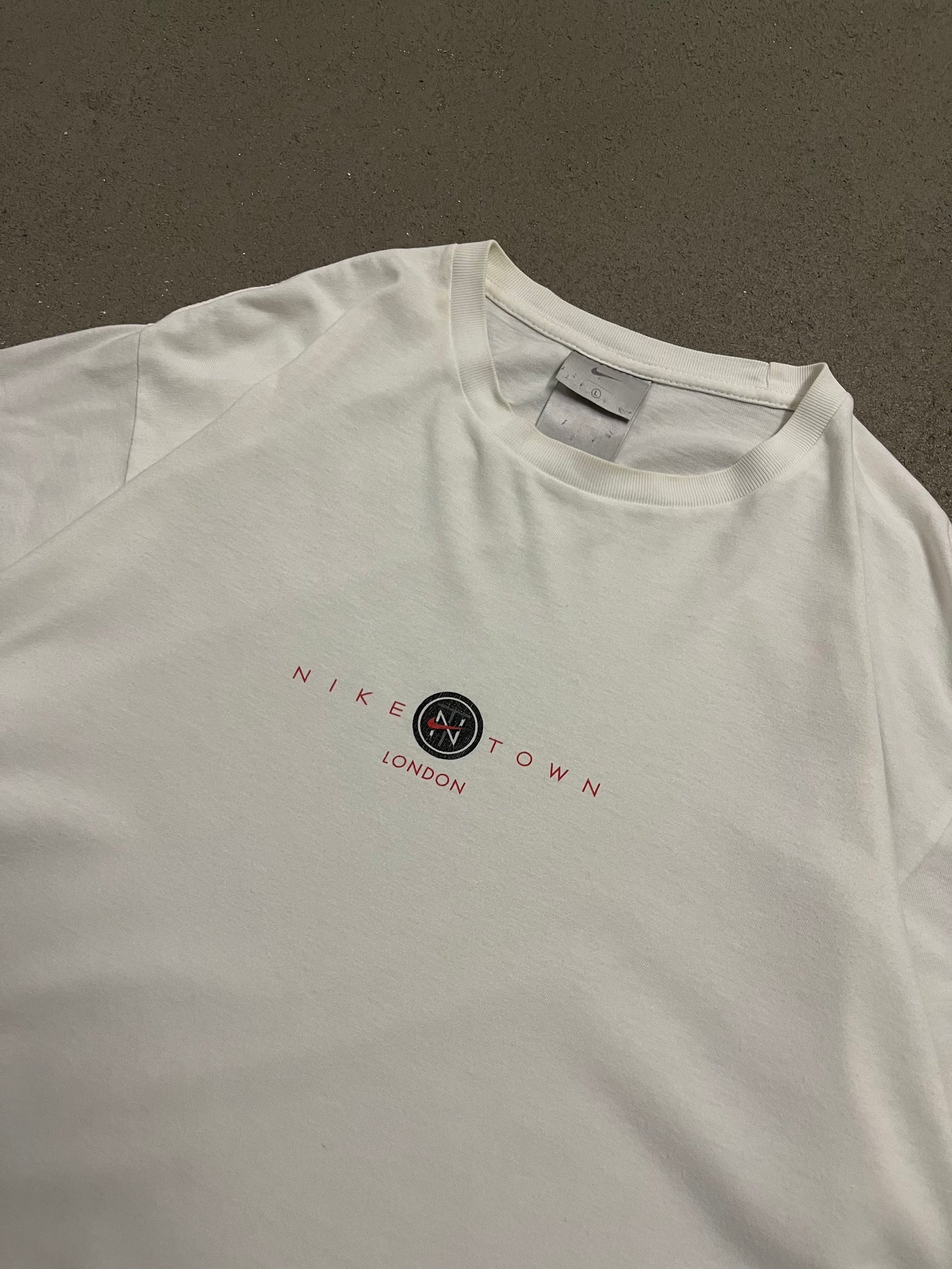 Vintage Y2K White Nike Town London Tee - L