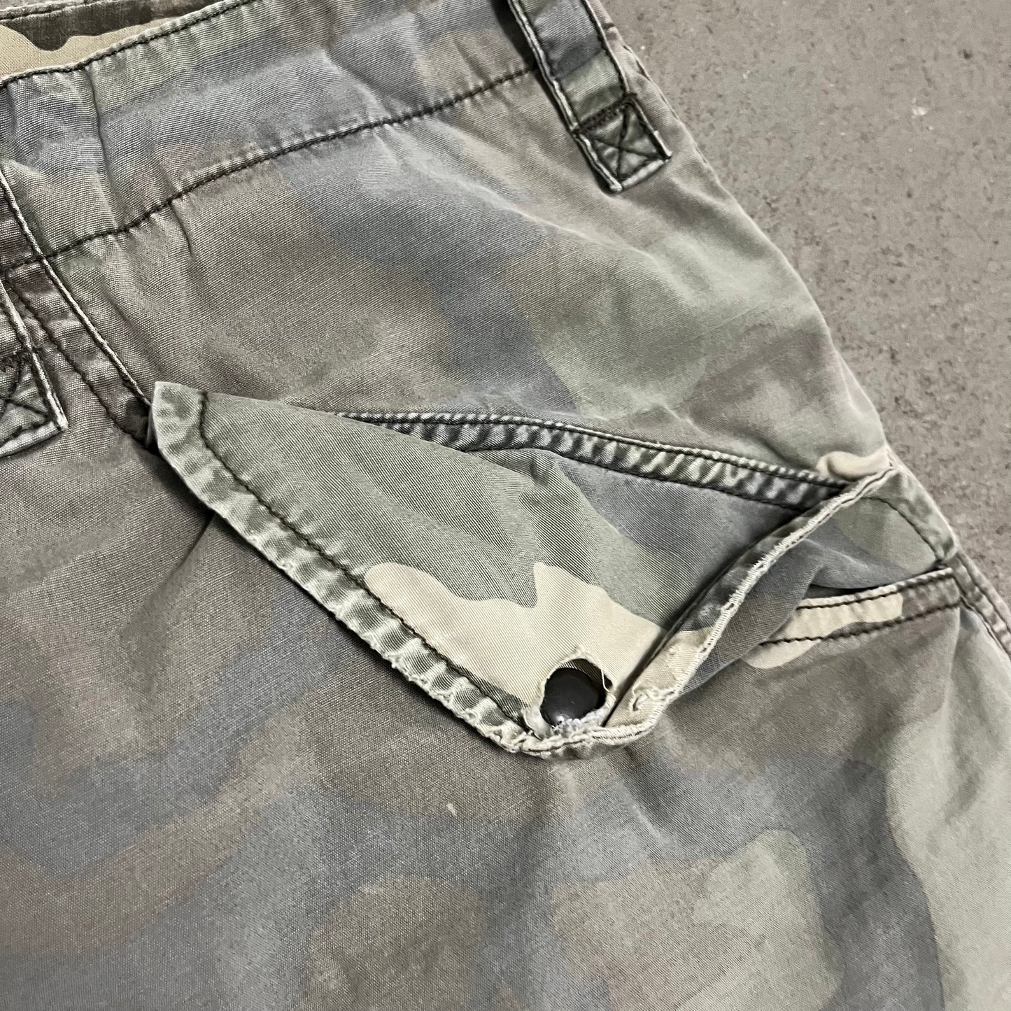 Vintage Green Camo Faded Distressed Carhartt Shorts - M