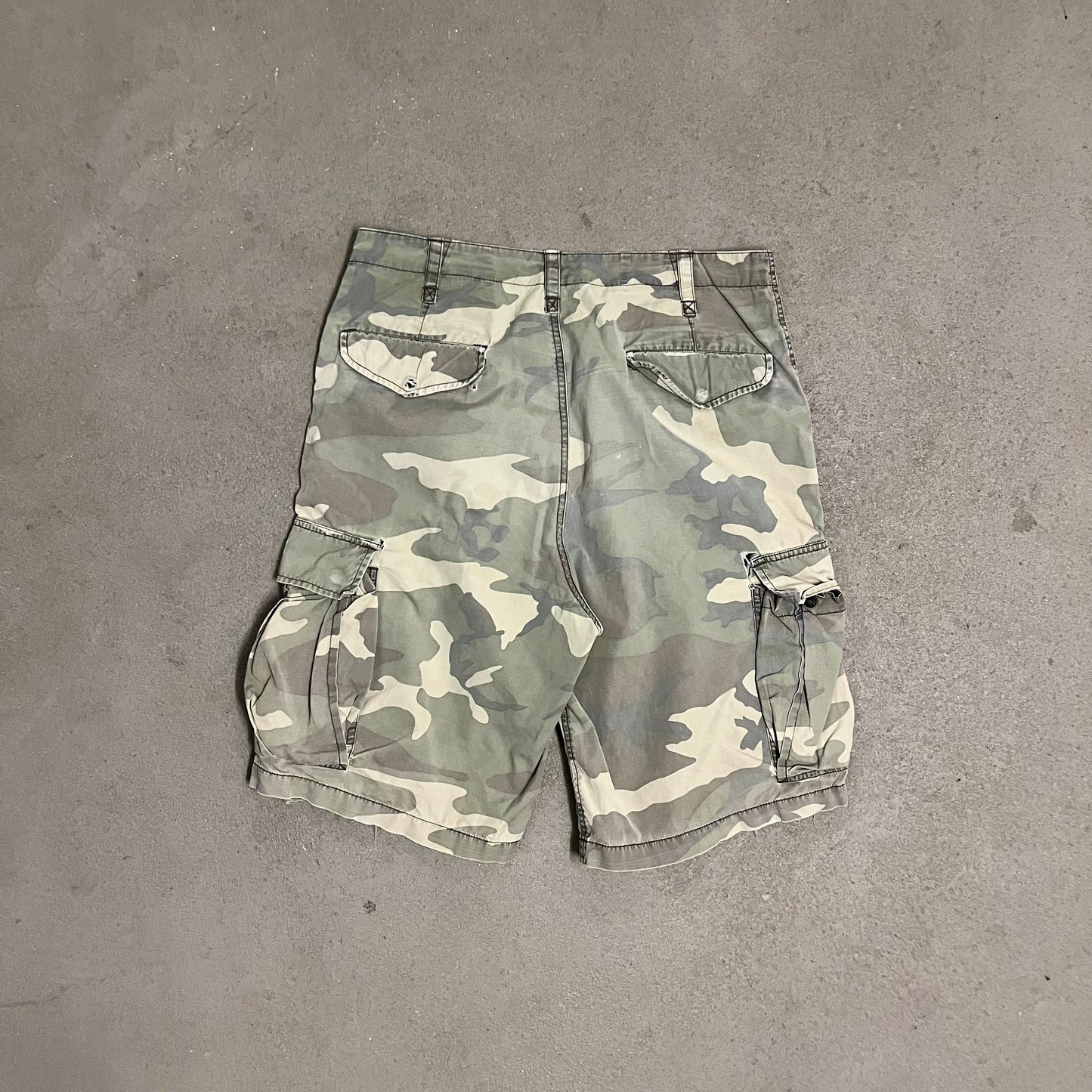 Vintage Green Camo Faded Distressed Carhartt Shorts - M