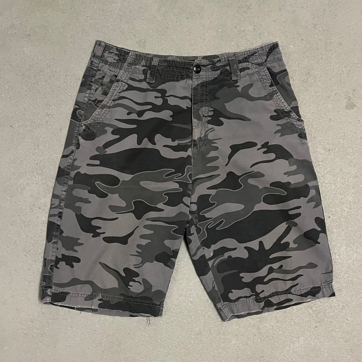 Vintage Y2k Green Billabong Camo Shorts - 32