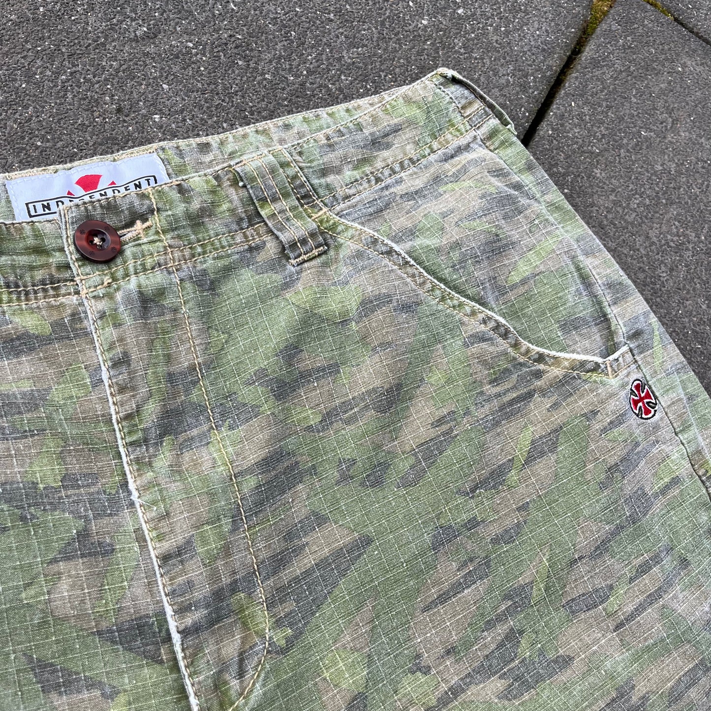 Vintage Green Camo Independent Shorts - 34