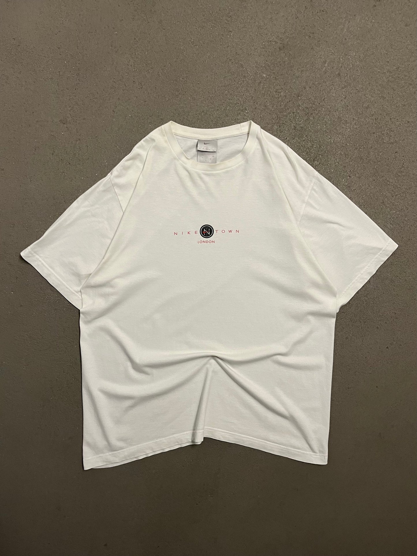 Vintage Y2K White Nike Town London Tee - L