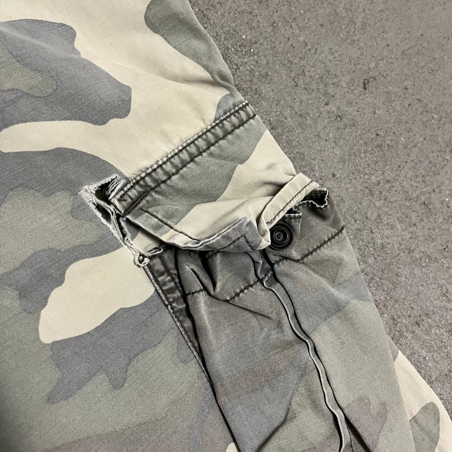 Vintage Green Camo Faded Distressed Carhartt Shorts - M