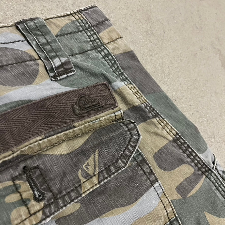 Vintage Y2K Green Camo Quicksilver Shorts - 32