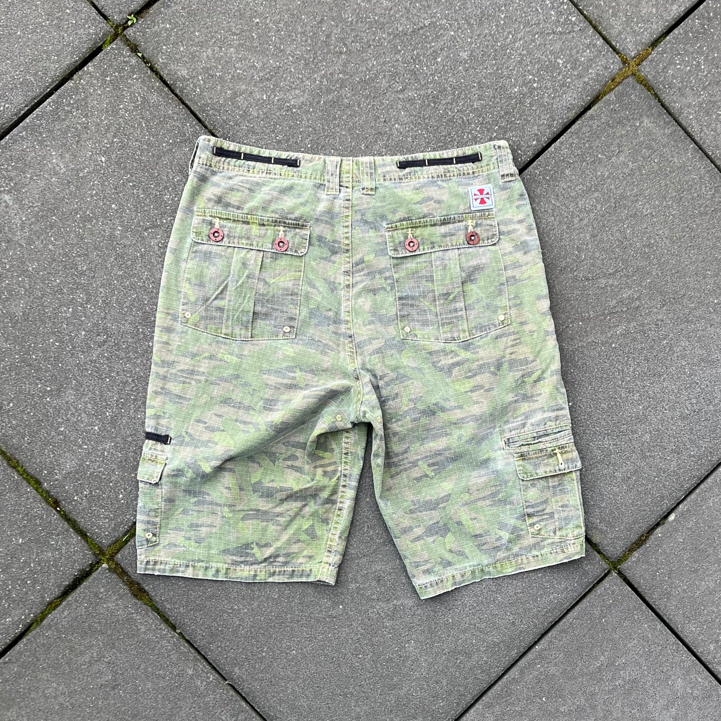 Vintage Green Camo Independent Shorts - 34